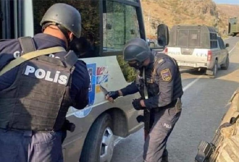 Azərbaycan polisi postda qondarma rejimin bayrağını sildi - VİDEO
