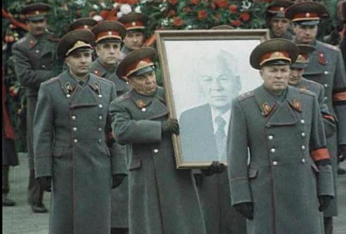Kreml divarları önündə sonuncu məzar –  Konstantin Çernenkonun tələsik və sükutla keçən dəfni