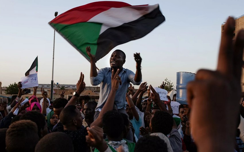 Sudanda etirazçılar neft kəmərini bağlayıb, hava limanını ələ keçirdilər