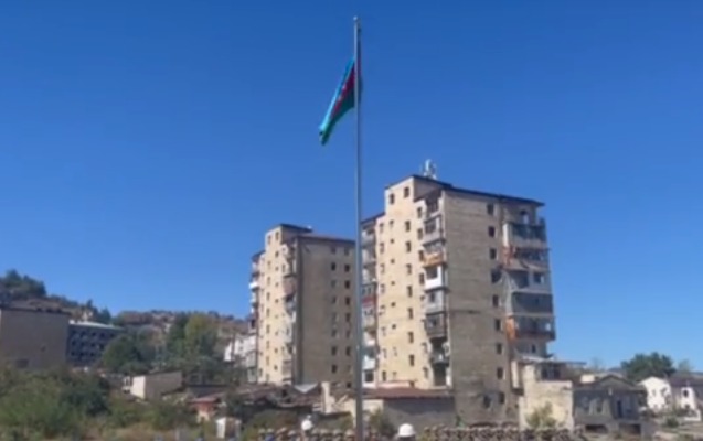Mais Bərxudarov Şuşada Azərbaycan bayrağını qaldırdı - VİDEO