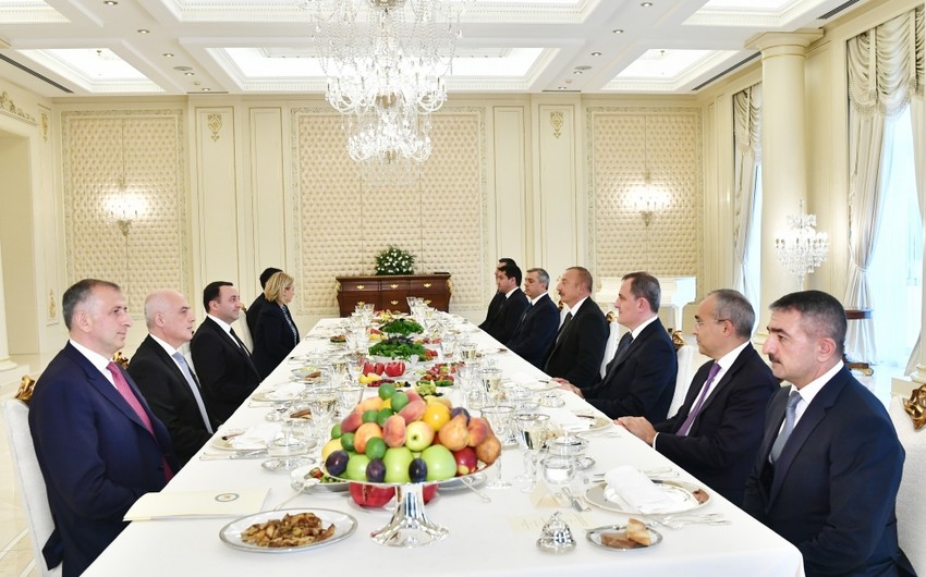 İlham Əliyev və İrakli Qaribaşvili işçi nahar etdilər