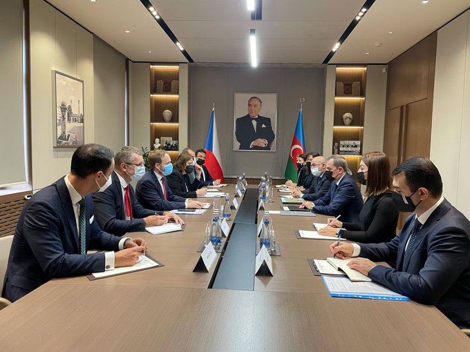 Azərbaycan və Çex Respublikası XİN nümayəndə heyətlərinin geniş tərkibli görüşü başladı