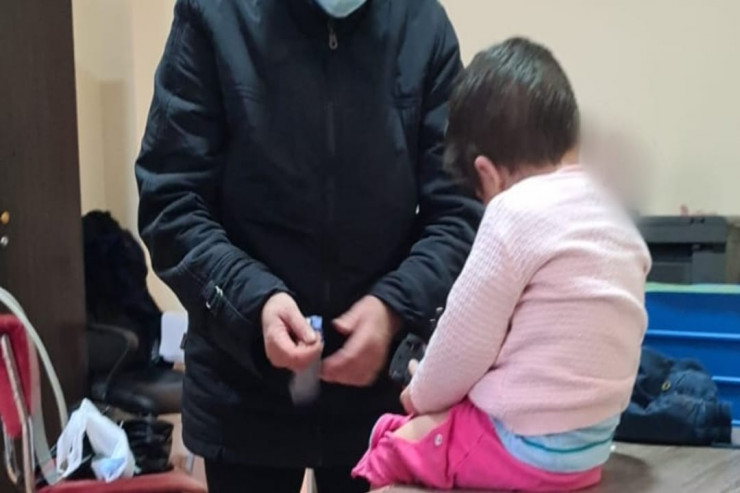 Azərbaycanda valideyn 2 yaşlı uşağını qonşuya atıb getdi