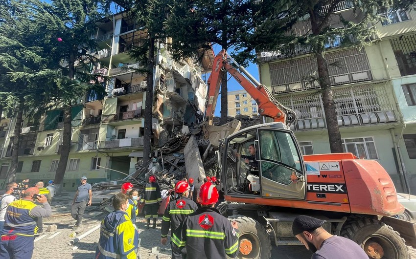 Batumidə yaşayış binası çökdü, dağıntılar altında insanlar qaldı - FOTOLAR