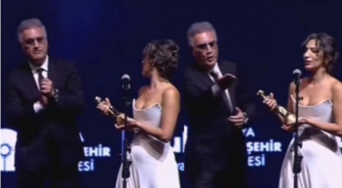 Tamer Karadağlı aktrisaya mükafatını verərkən etdiyi hərəkətlərlə qalmaqal yaratdı - VİDEO