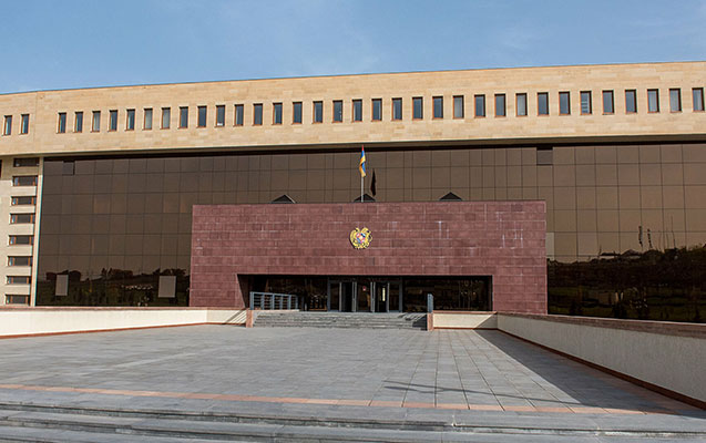 Ermənistanda nazirlik rəsmisi hərbi hissəni satdı