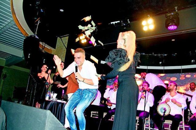 Məşhur müğənni toyda