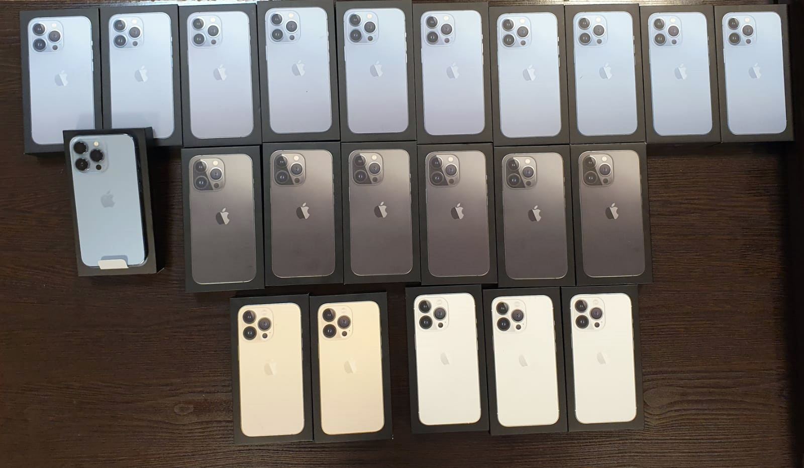 Gömrükçülər avtomobildə gizlədilən 22 mobil telefon aşkarladı