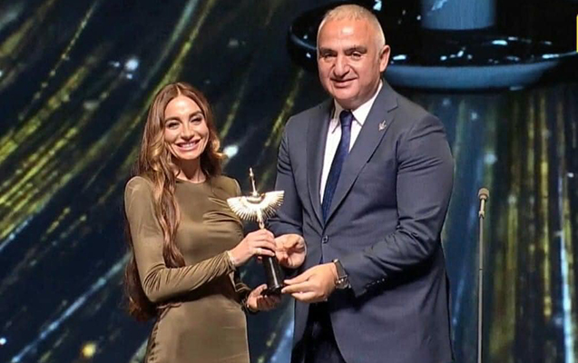 Türkiyədə festivalın ilk mükafatı Arzu Əliyevaya verildi - VİDEO