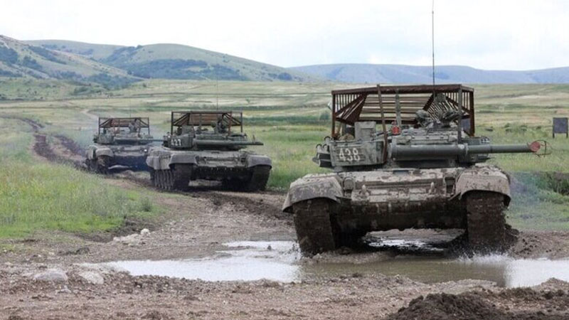 KİV: Rusiya tanklarını “Bayraktar”dan belə qorumağa çalışır, ancaq boş yerə - VİDEO