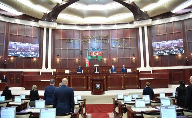 Parlamentdə bir dəqiqəlik sükut elan edildi
