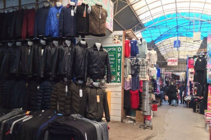 Mağazalardan 60 minlik paltar OĞURLANDI