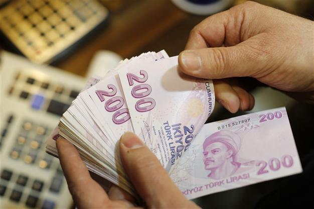 Türkiyədə dollar 14,4 lirəyə yüksəlib