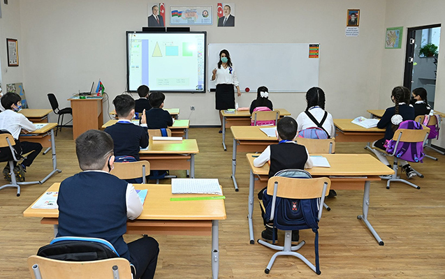 Bakıda oğlan şagirdi “qız” kimi təqdim edən müəllim CƏZALANDIRILDI