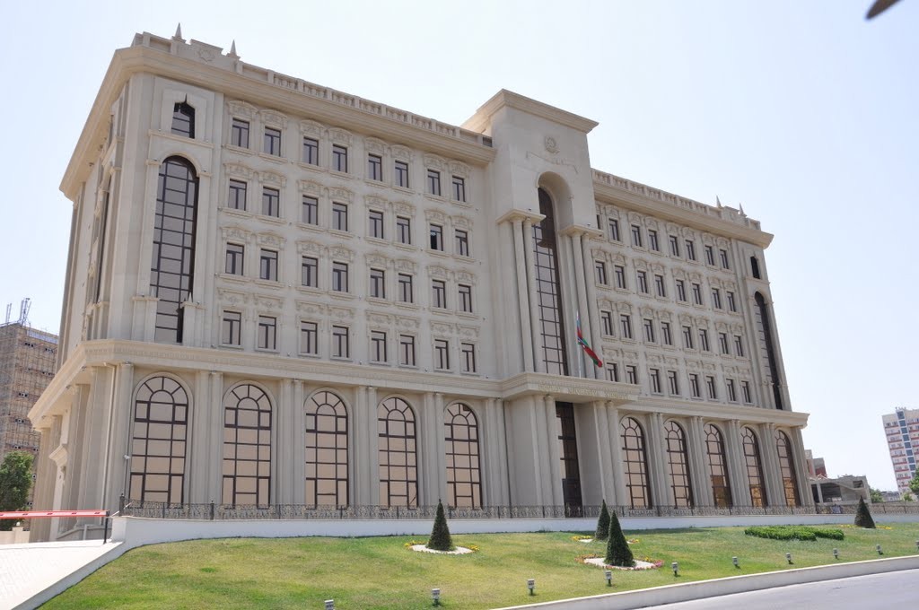 Dövlət Miqrasiya Xidmətinin əməkdaşlarının maaşı artırıldı