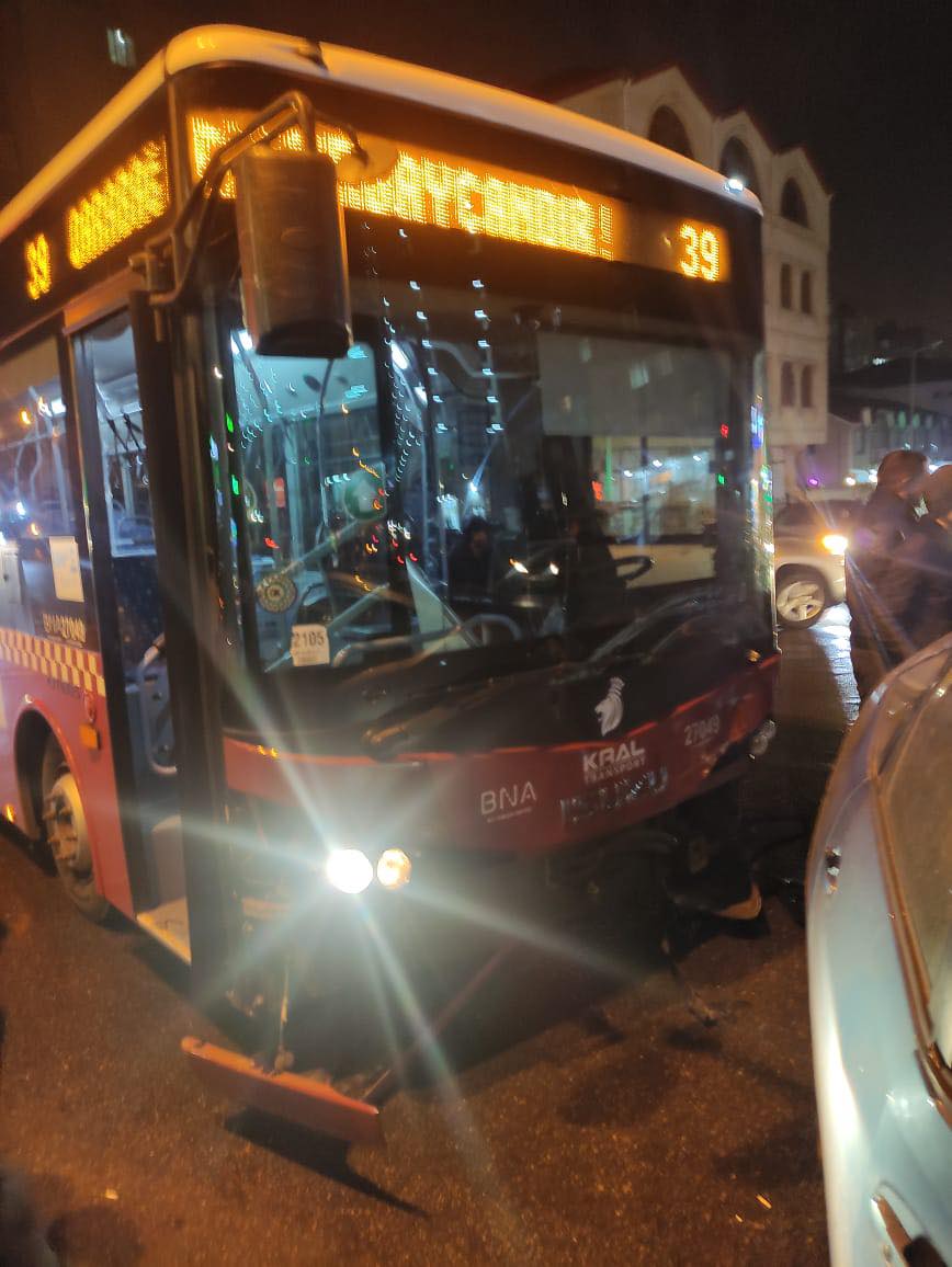 Bakıda sərnişin avtobusu ilə maşın toqquşdu - Sürücü yaralandı