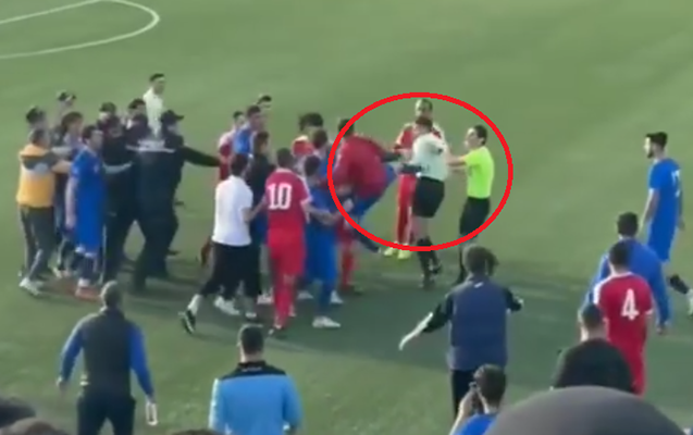 Azərbaycan çempionatında biabırçılıq - Futbolçular hakimi döydü+Video
