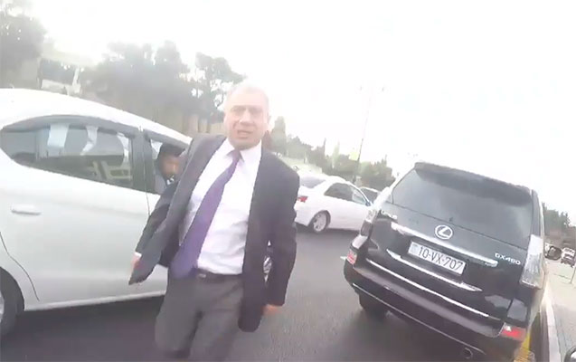 Motosikletçini döyən məmur bu vəzifədə işləyir