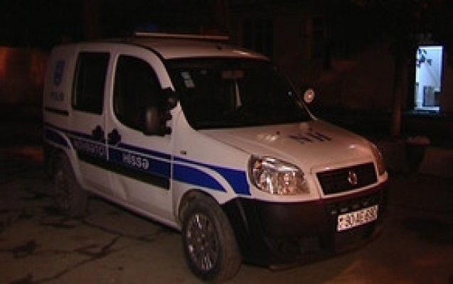 Polis ona hücum edən şəxsi ayağından vurdu