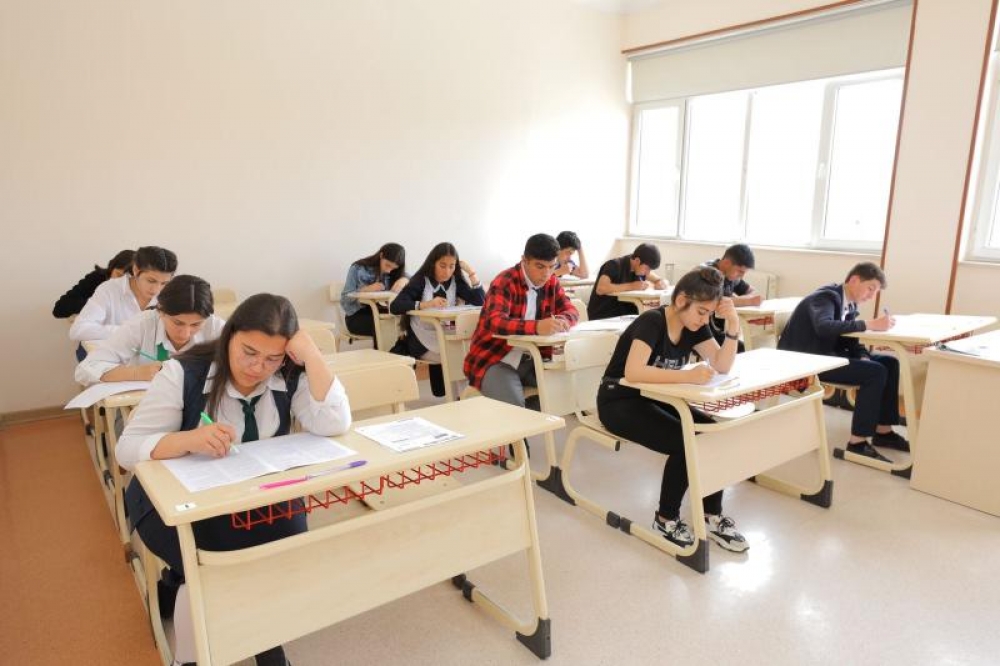 Başqasının yerinə imtahana girmək istədi, 4 telefon aşkarlandı