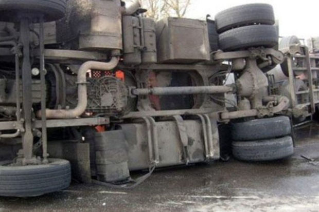 Bakıda külək “TIR”ı aşırdı: Sürücünün qolu amputasiya olundu