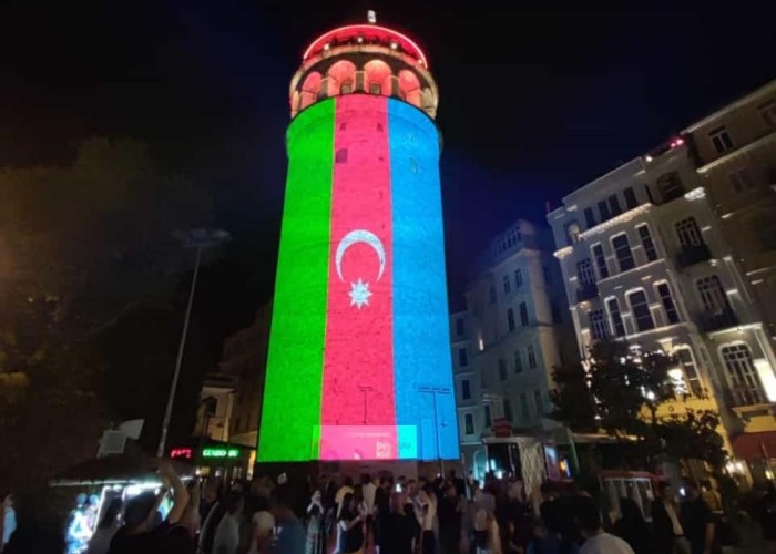 İstanbulun rəmzləri Azərbaycan bayrağı ilə işıqlandırıldı - FOTO
