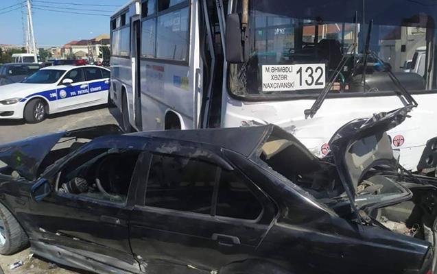 Sərnişin avtobusu minik maşını ilə toqquşdu - Xəsarət alanlar var