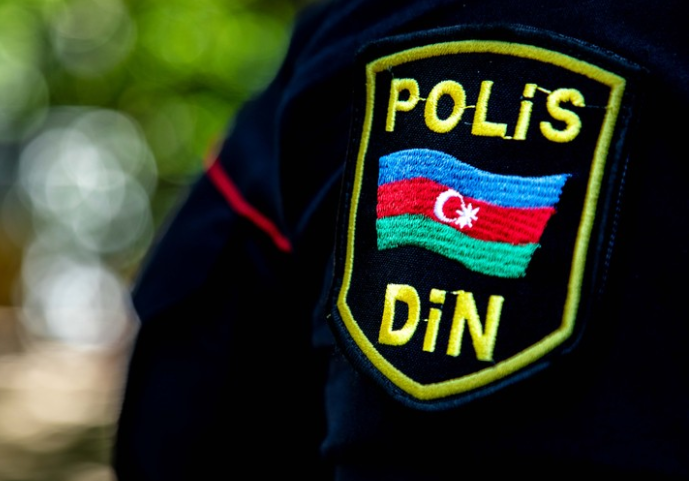 Azərbaycanda kişi polisi yaba ilə yaraladı