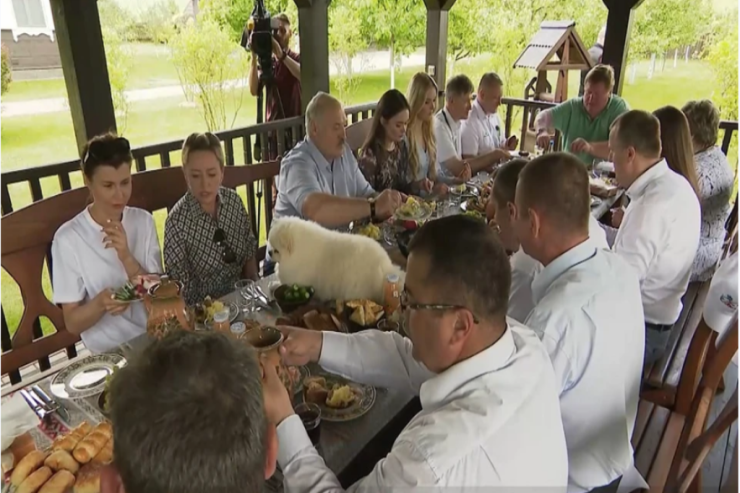 Lukaşenko bunu da etdi: məmurlara stolun üstündəki itlə birgə yemək yedizdirdi -VİDEO