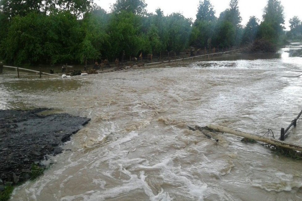 Daşkəsəndə sel: Bir kəndlə əlaqə kəsildi