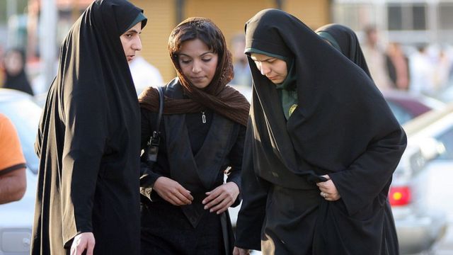 İranda qadınlara absurd QADAĞA: Dikdaban ayaqqabı, kosmetika...