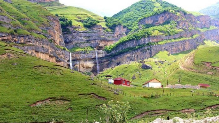 Turistlər niyə yerli əhalini özündən çıxarır? - Ekspert çıxış yolundan danışdı