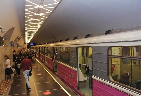 Metro qatarında nasazlıq: sərnişinlər düşürüldü