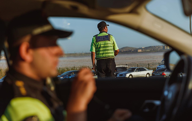 Onu saxlayan polislərin üzərinə bıçaq çıxardı, həbs olundu