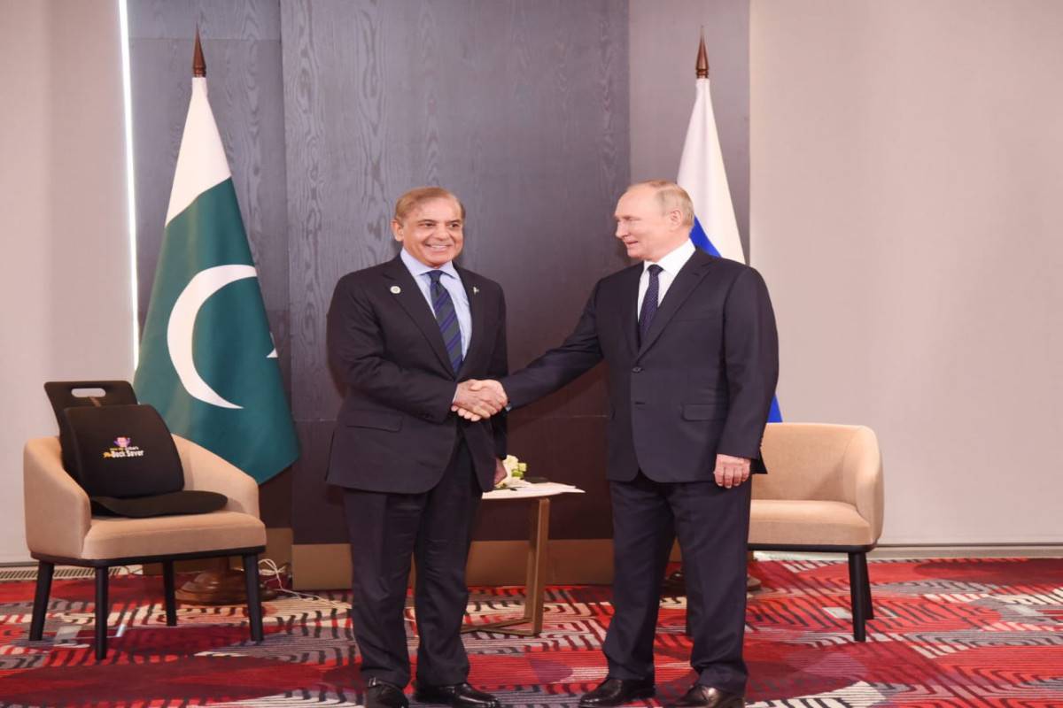 Pakistanlı nazirin bu hərəkəti gündəm oldu: Putin gülümsədi... - VİDEO