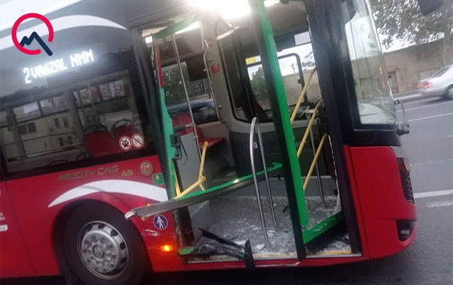 “Bakubus” avtobusu qəzaya uğradı - Fotolar