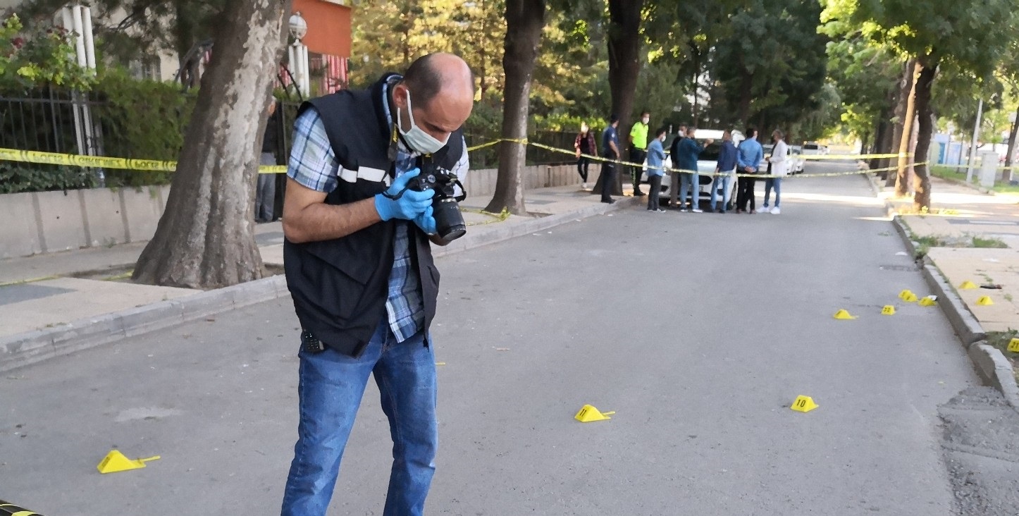 Atasını və anasını çəkiclə öldürdü, cinayəti videoya çəkdi – Turistdən qandonduran hərəkət