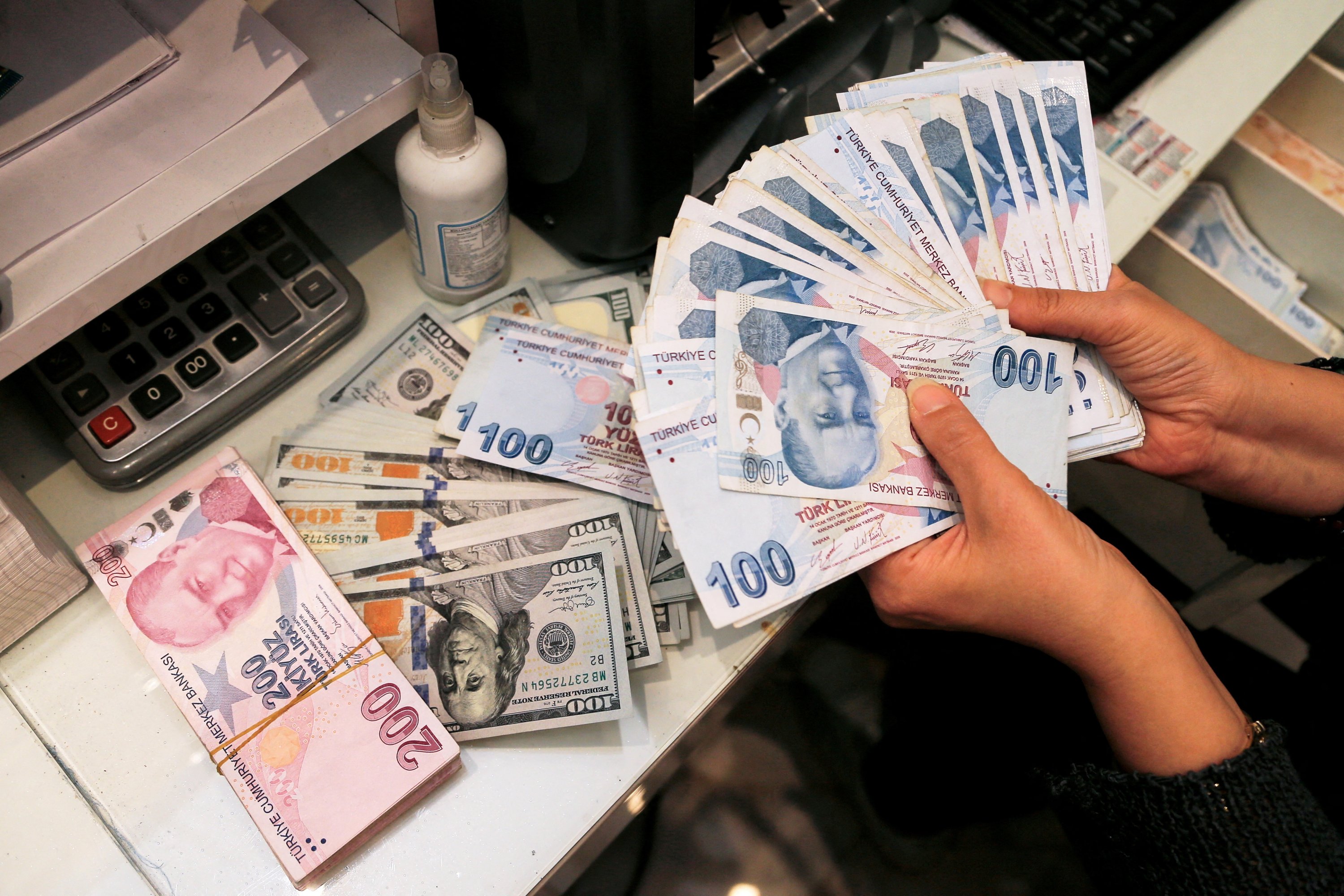 Türkiyə faizləri endirdi, lirə bir qədər də UCUZLAŞDI