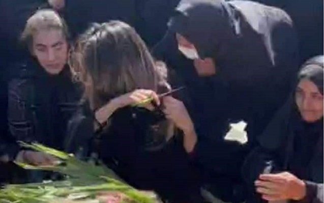 Bacı İrandakı aksiyada öldürülən qardaşının məzarı üstündə saçını kəsdi - VİDEO