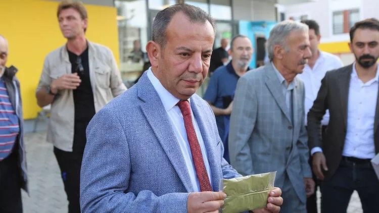 Bələdiyyə başçısı HDP binasına xına göndərdi