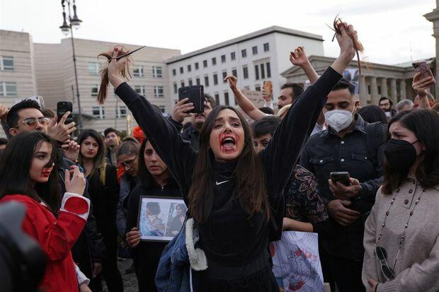 Tehran küçələrində “diktatora ölüm!” ŞÜARI