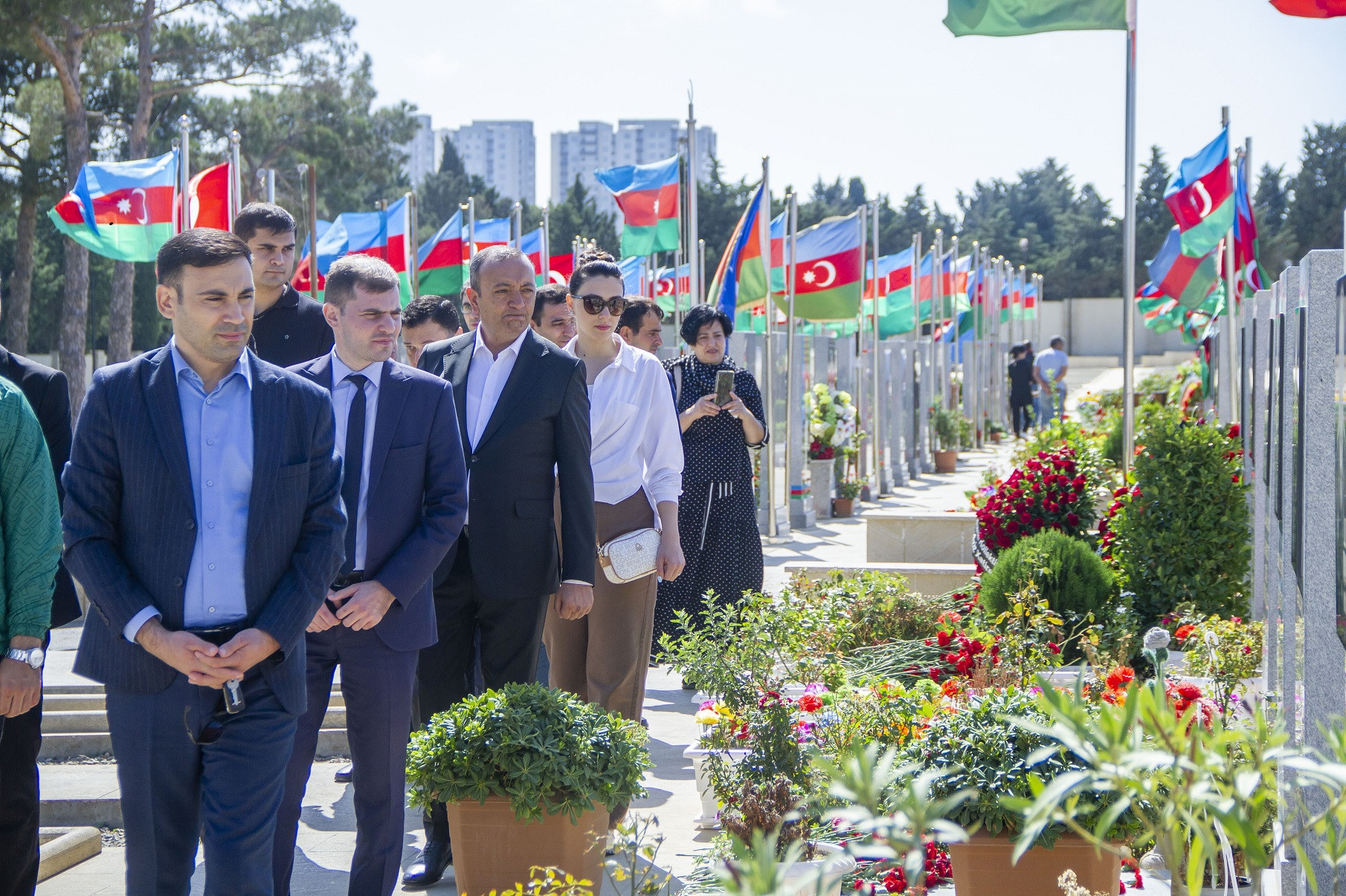 Şəhid məzarlarından Türkiyə bayraqlarını kim(lər) yığışdırıb? – MN susur, ekspertlər “araşdırılsın” deyir