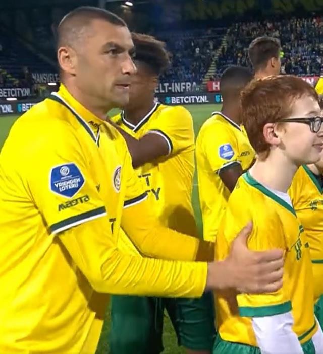 Türk futbolçudan hər kəsi ovsunlayan hərəkət - FOTO