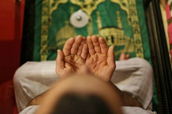 Azərbaycanda axund namaz qılarkən BIÇAQLANDI - FOTO