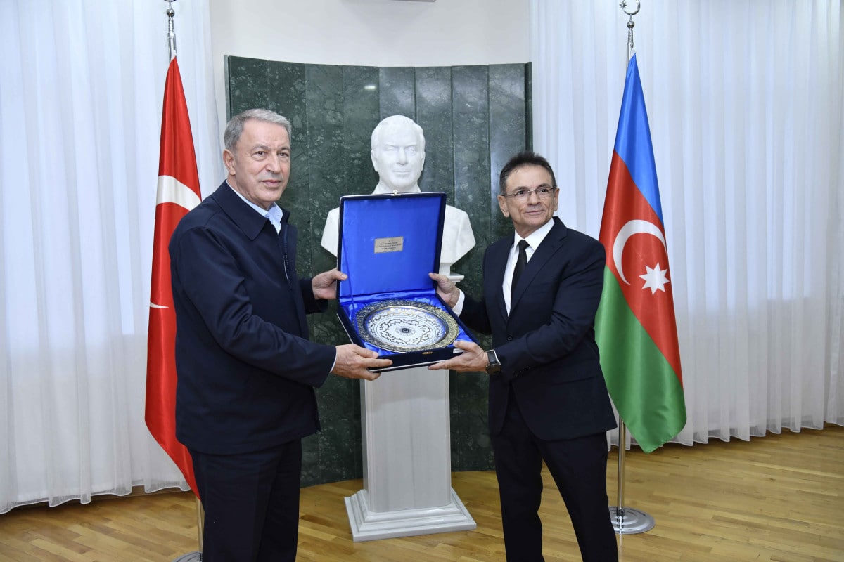 Mədət Quliyev Hulusi Akarı medalla təltif etdi - FOTO