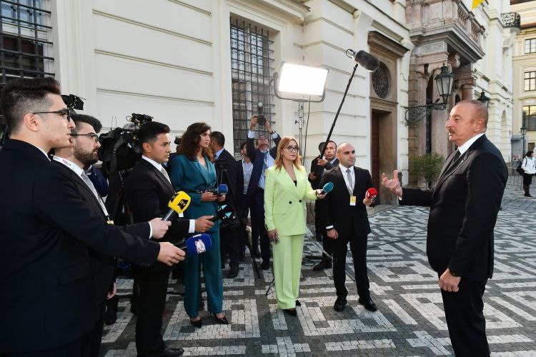 “Biz sülhə yavaş-yavaş yaxınlaşırıq” – İlham Əliyev - FOTO