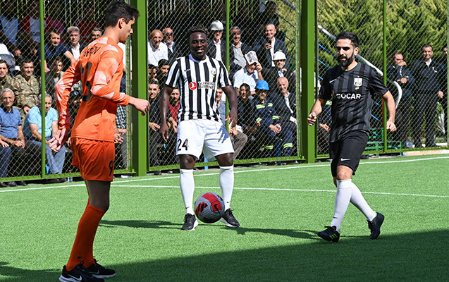 SOCAR prezidenti futbol oynadı - FOTOLAR