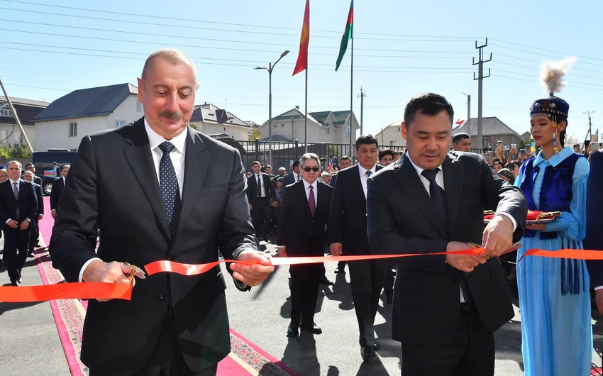 İlham Əliyev və Sadır Japarov məktəb açılışında iştirak etdilər