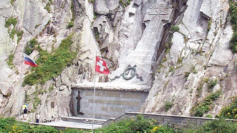 İsveçrədə Rus abidəsi murdarlanaraq təhqir olundu