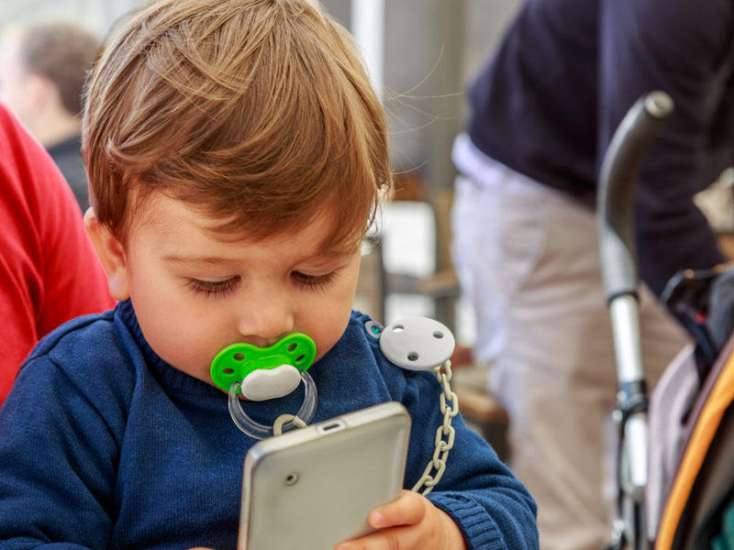 Bunları bilsəniz, uşaqlarınızı telefondan uzaq tutarsınız – Oftalmoloqdan açıqlama
